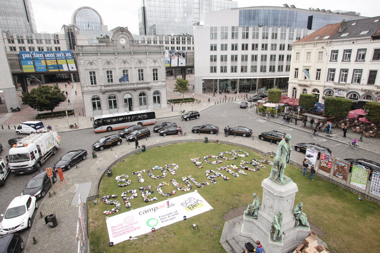 Photo 1 : Protest in front of the European Parliament against food speculation