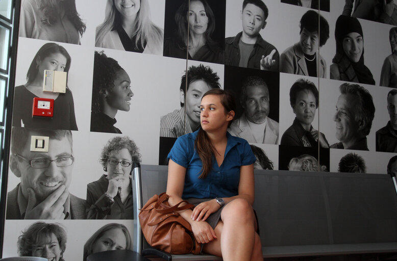 Fotografia 1: Young woman at Manpower Job search office in Athens