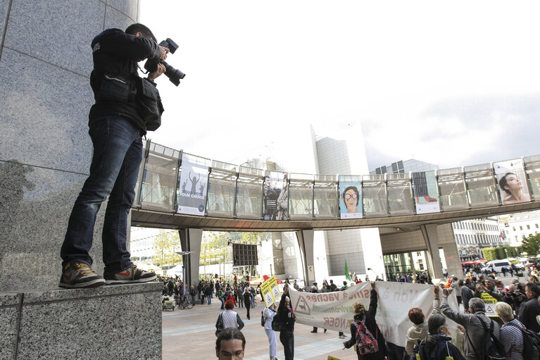 Fotografija 1: Demonstration in front of the EP in Brussels