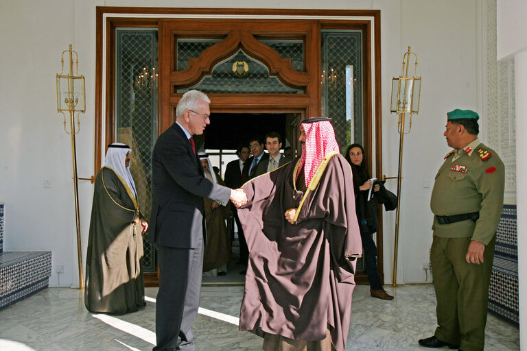 Photo 1: Hans-Gert POETTERING, EP President, makes an official visit in Bahrein - EP President  bids farewell to King Shaikh Hamad bin Isa Al Khalifa at the Safria Palace in Bahrain