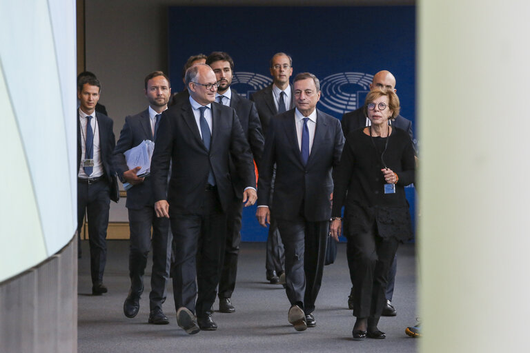 Valokuva 17: ECON Committee meeting. Monetary Dialogue with Mario DRAGHI, President of the European Central Bank.