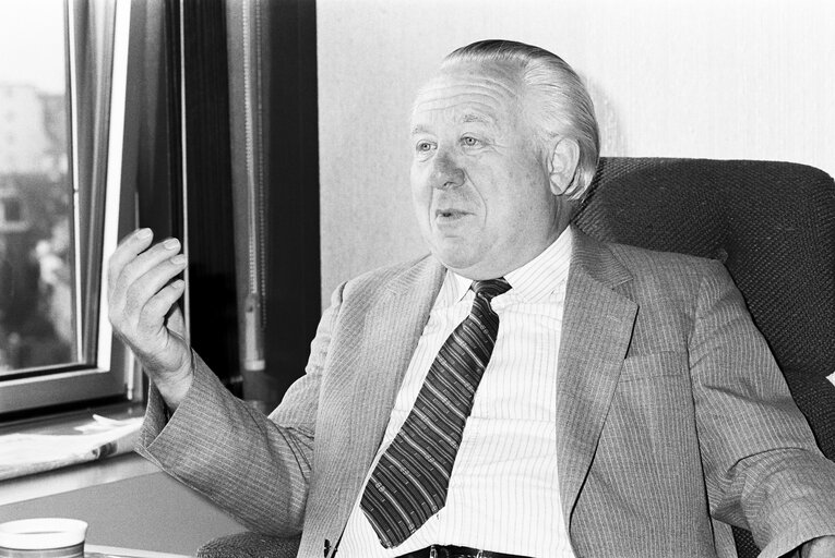 Φωτογραφία 1: Ludwig FELLERMAIER in his office in Strasbourg