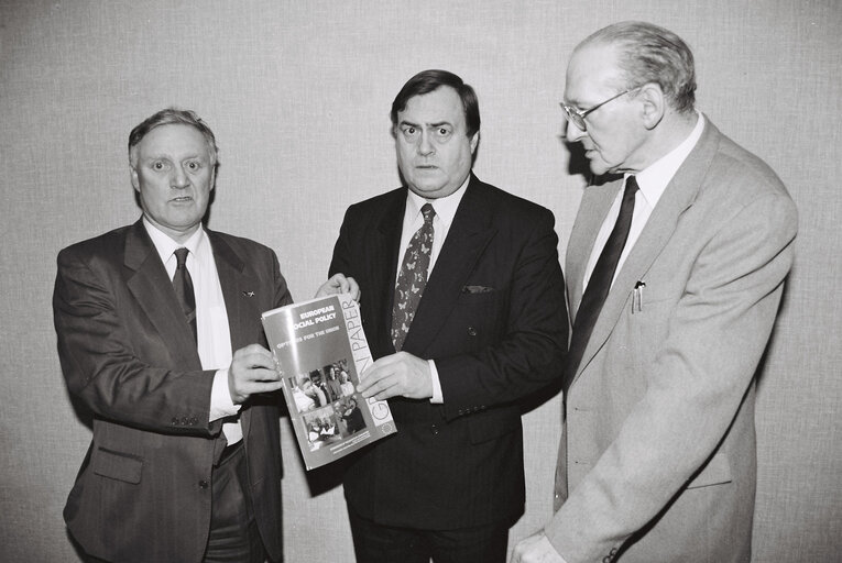 Fotografia 1: British MEPs of the Labour party react to the EC Green Paper on the European Social Policy of November 1993