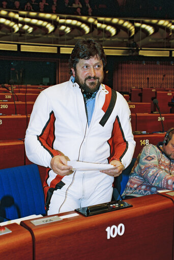 Fotografia 1: MEPs show their concern for motorbikers safety during a plenary session in Strasbourg