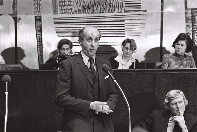 Fotografija 4: Portraits of Etienne DAVIGNON in the plenary session of February 1977