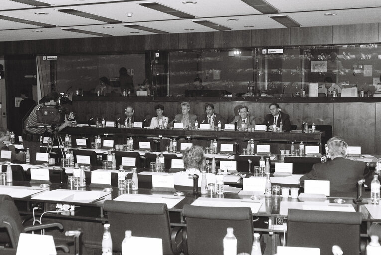 Foto 1: Meeting of the Committee on Economic and Monetary Affairs and Industrial Policy in September 1992