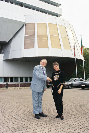 Foto 1: Frode KRISTOFFERSEN, Lis JENSEN in front of EP Building