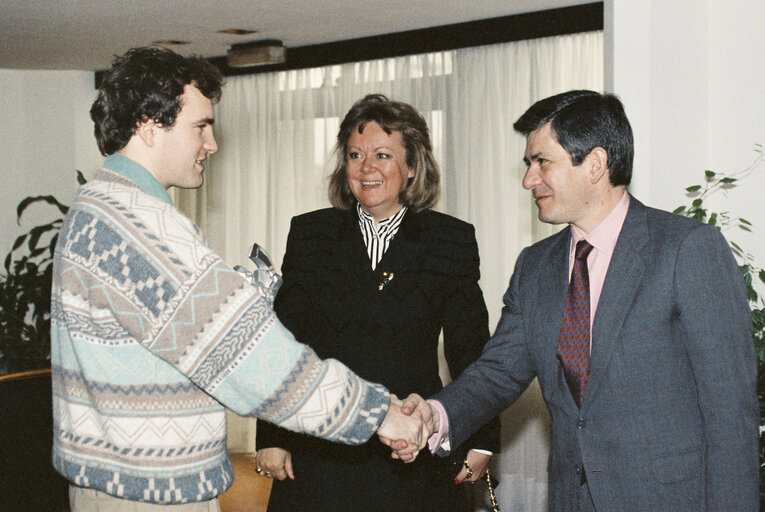 Photo 1: EP President is handed over a sculpture from a Belgian artist