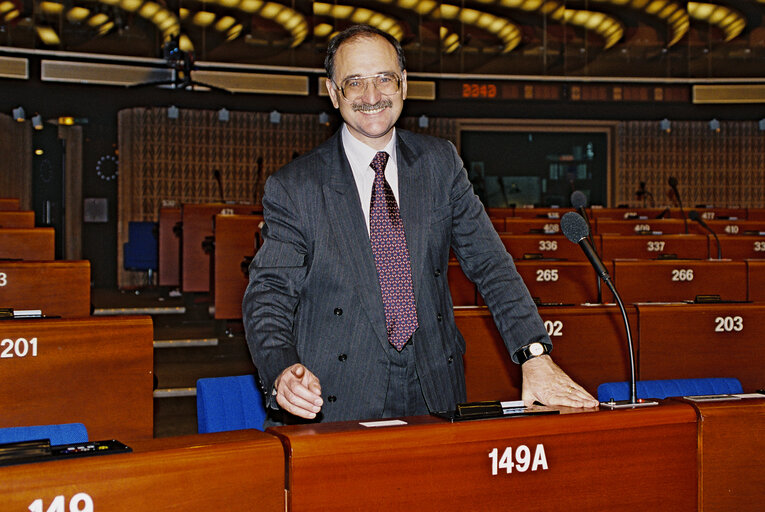 Fotogrāfija 1: Portrait of MEP in October 1994