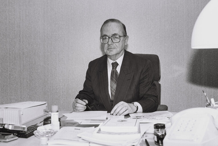 Fotografi 1: MEP Antonio Antero COIMBRA MARTINS in his office in Strasbourg