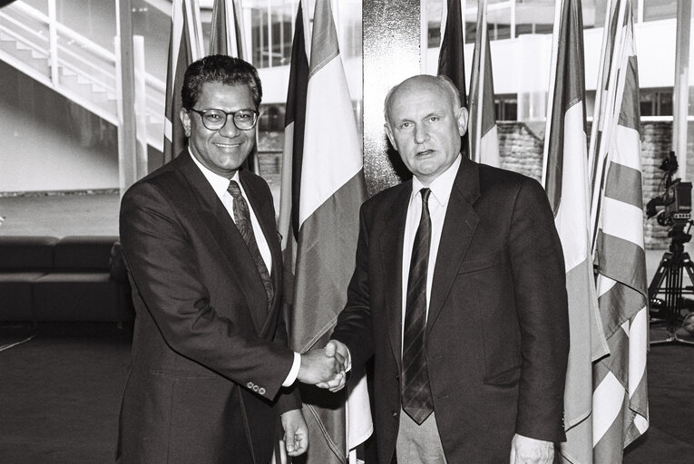 MEP Michael McGOWAN meets with guests  in Strasbourg