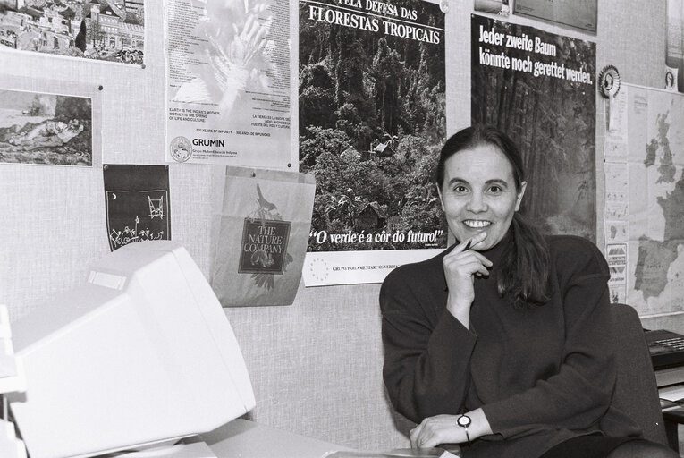 Fotografi 3: MEP Maria Amelia SANTOS in her office in Strasbourg