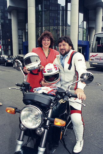 Zdjęcie 1: Roger BARTON posing on his motorcycle with his fellow MEPs, in his fight to oppose the proposal of the Commissioner in charge of Industrial Affairs, Information Technologies and Telecommunications, to restrict the sale of superbikes.