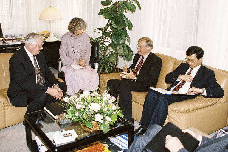 Fotogrāfija 1: EP President meets with Governor of Hong Kong at the European Parliament in Brussels