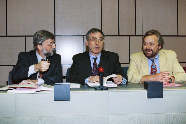 Снимка 1: MEPs with visitors in Strasbourg