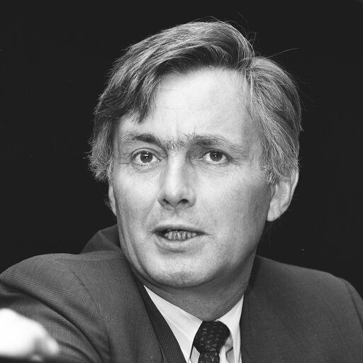 Снимка 9: Portrait of MEP Piet DANKERT