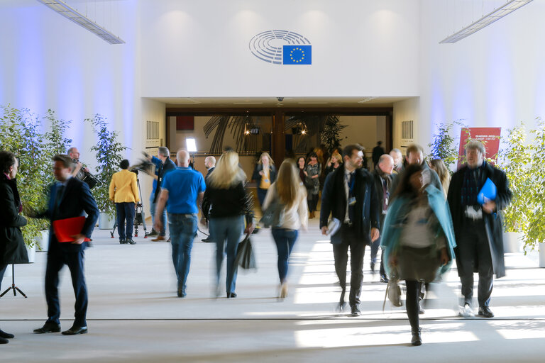 Fotografie 8: People walkng through Passerelle Karamanlis between the ASP and PHS buildings