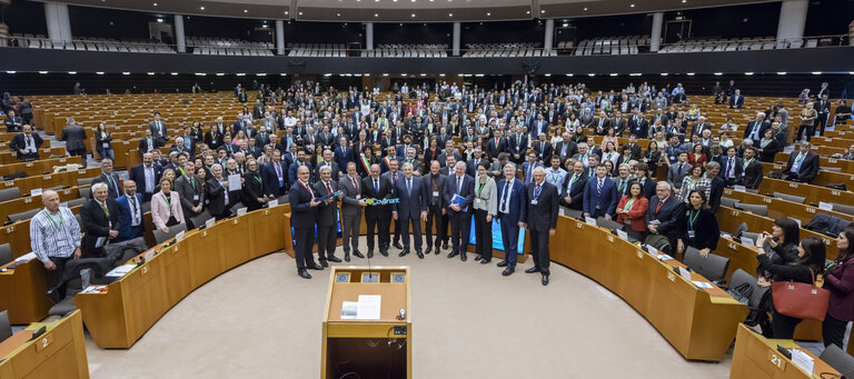 Fotografija 2: Covenant of Mayors ' From Paris to Katowice: Speeding up the transition towards decarbonised and resilient cities 'Family picture