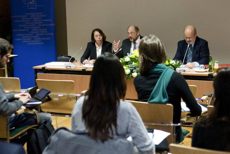 Foto 22: President of the European Parliament Martin Schulz at meeting with young people in the EP information office