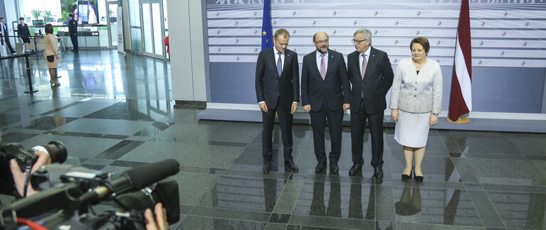 Suriet 2: Eastern Partnership summit in Riga,   Official welcome for the Heads of the Delegations. Donald TUSK -  President of the European Council, Jean-Claude JUNCKER - President of the European Commission, Laimdota STRAUJUMA - , Prime Minister of Latvia  and Martin SCHULZ - President of the European Parliament.