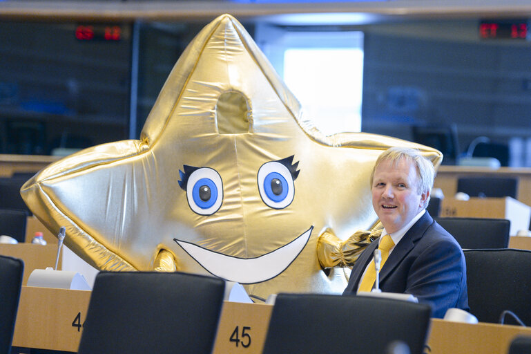 Billede 4: Arne GERICKE welcomes members of European Family Associations and the Little Star as mascot of child friendly Europe campaign