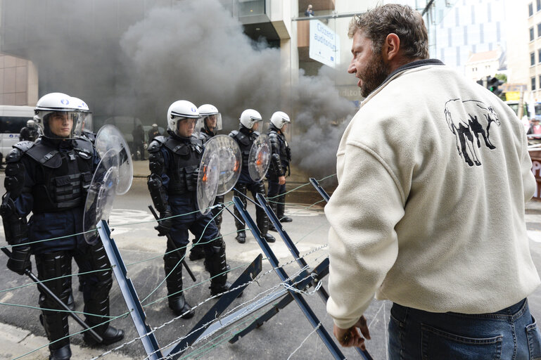 Photo 38 : Farmers demonstration in front of the European Institutions