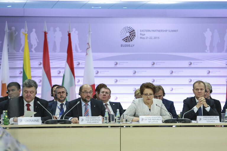 Valokuva 1: Eastern Partnership summit in Riga, Plenary Session of the Eastern Partnership summit.   Martin  SCHULZ - President of European Parliament,  Petro POROSHENKO, President of Ukraine,  Laimdota Straujuma, Prime Minister of the Republic of Latvia,   Donald Tusk, President of the European Council.