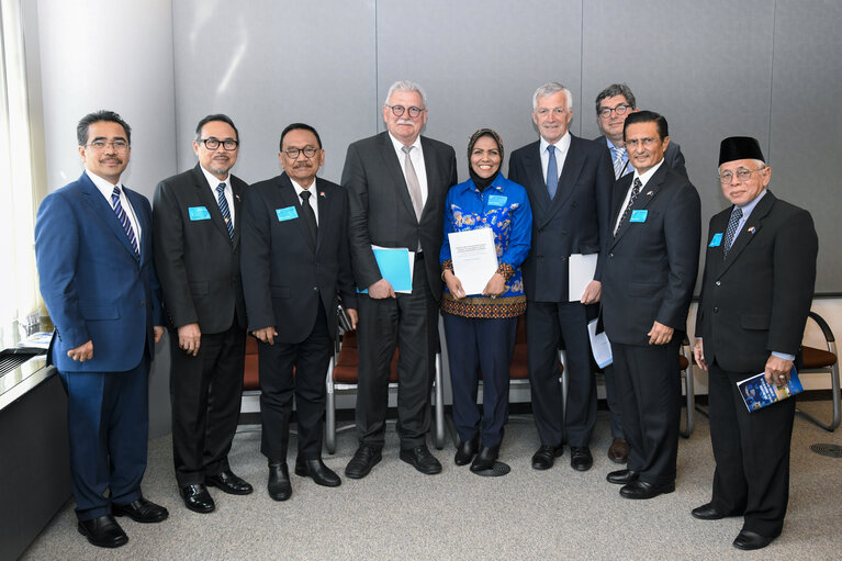 Foto 2: DASE Delegation meets delegation from Indonesian Parliament