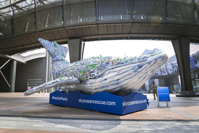 Photo 5: Giant Whale made of recycled plastic bottles, from the #PassOnPlastic Pledge, on the esplanade in front of the EP in Brussels.