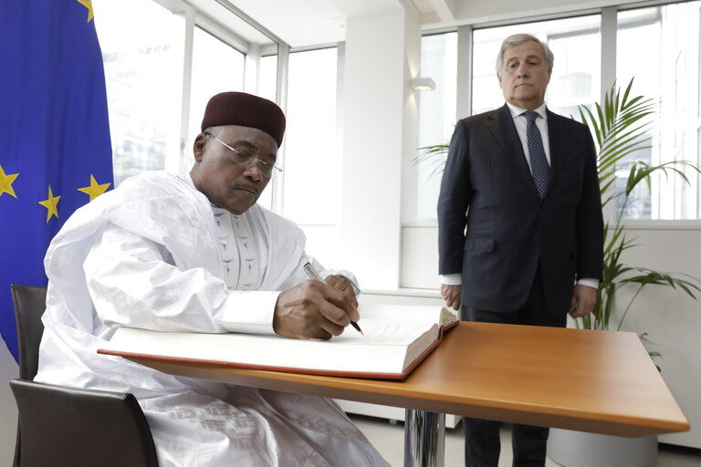 Zdjęcie 2: Visit of the President of Niger - Signature of the Distinguished visitors book