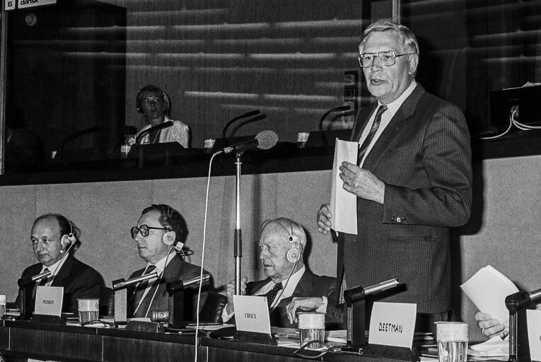 Photo 5: Death of Altiero SPINELLI - Homage during a meeting of the Committee on Institutional Affairs in Strasbourg in presence of EP President and EC President