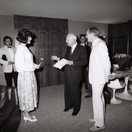 Foto 1: Stephanie McDONNEL, laureate of a dissertation contest organized by the European Movement, receives an award from EP President Pierre PFLIMLIN and MEP Gordon J. ADAM, at the EP in Strasbourg, July 7, 1986