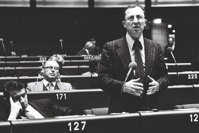 Fotografie 5: The MEP Jacques DELORS during a plenary session in Strasbourg in November 1979.