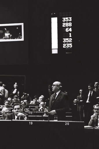 Fotografi 6: The President of the European Commission Roy JENKINS during a session in the hemicycle of Strasbourg in December 1979.