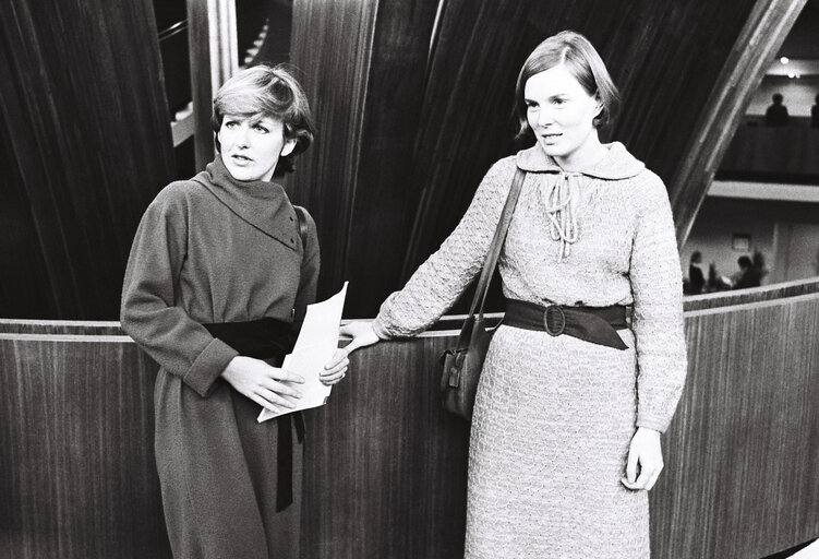 Fotografija 6: The MEPs Suzanne DEKKER and Hanja R.H. MAIJ-WEGGEN in the European Parliament of Strasbourg in November 1979.