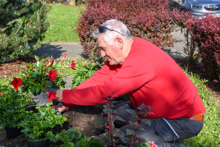 2019_JARDINIERS; jardinage; plantations rue du Jura; equipe des jardiniers de Cus Habitat