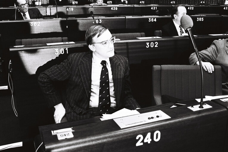 Снимка 1: The MEP  Robert Victor JACKSON during a session in Strasbourg in November 1979.