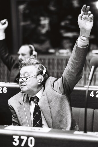 Fotografija 9: Alexander SHERLOCK during a plenary session in Strasbourg in October 1979.Vote