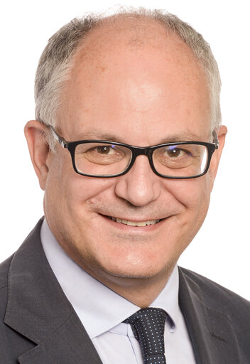 Photo 1: Roberto GUALTIERI official portrait - 9th Parliamentary term