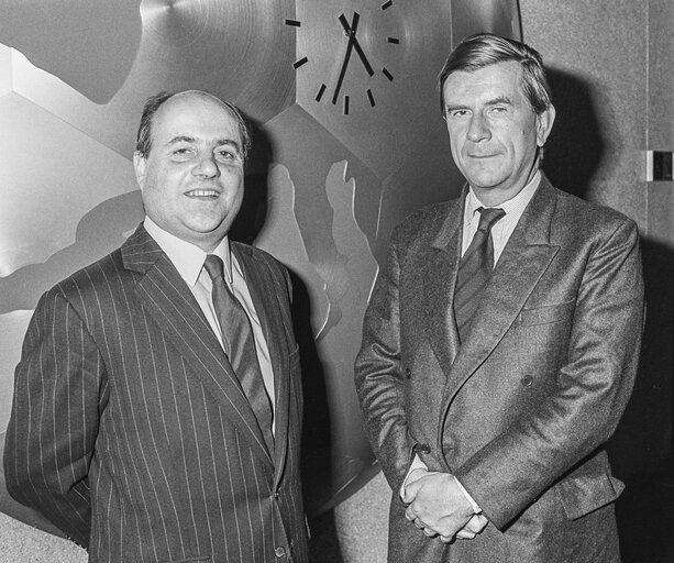 Foto 8: Met John de COURCY LING meets with a guest at the EP in Strasbourg