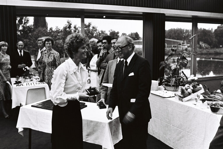 Foto 11: Medal award ceremony to long-serving civil servants