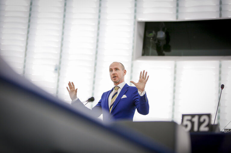 Foto 11: EP plenary session - Votes followed by explanations of votes