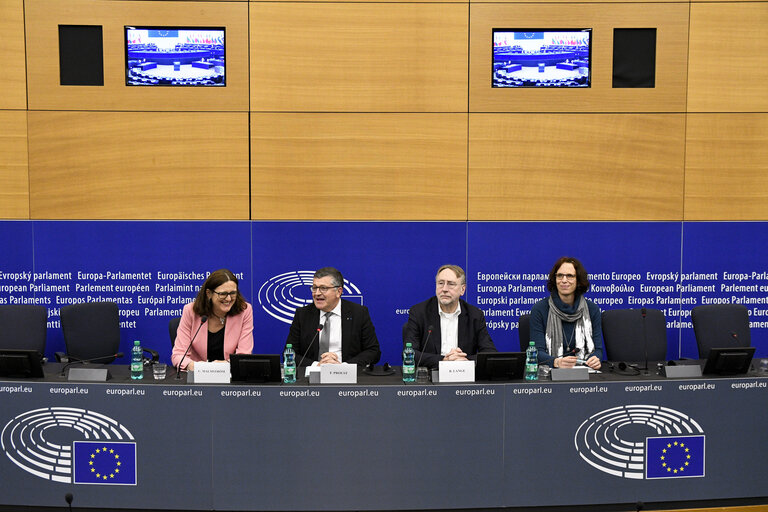 Fotografi 11: EP Press conference on ' The upcoming debate and final vote on foreign direct investment screening '