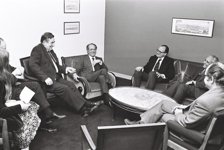 Emilio COLOMBO meets with a Greek delegation in Strasbourg