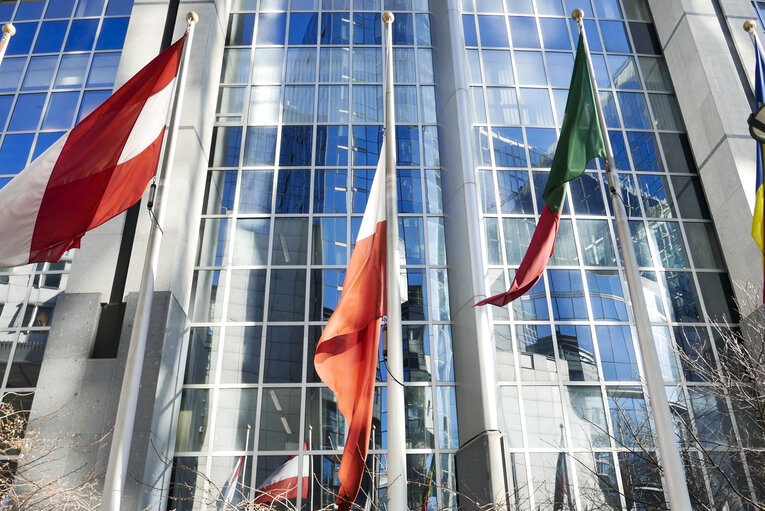 Fotografi 10: Polish flag at half-mast in solidarity with the Polish Government and people,  to follow the national mourning declared in Poland after the passing away of Mr. Jan Olszewski, who served as Prime Minister from 1990 to 1991