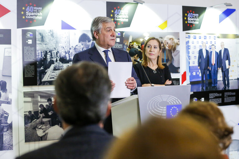 Fotografia 15: Opening of the exhibition  ' 40 Years of Spanish Constitution ' with Spanish Prime Minister