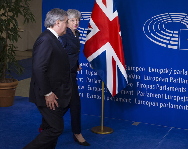 Nuotrauka 1: Antonio TAJANI, EP President meets with Theresa MAY, Prime Minister of United Kingdom on the negotiations on the British departure from the European Union - Official welcome