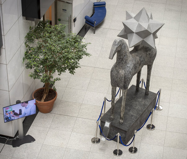 Fotografia 16: Zenith horse statue by Italian artist Mimmo Paladino in the ASP building in Brussels