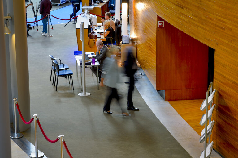 Foto 7: Mid-day session adjourned - MEP exit the Plenary Chamber in Strasbourg