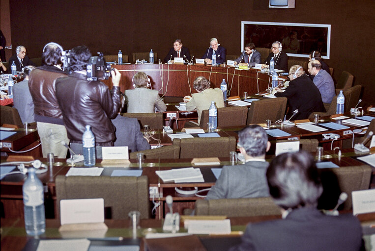 Nuotrauka 2: Press conference at the EP in Strasbourg; With Piet DANKERT, President of the EP Sir James SCOTT-HOPKINS, Egon KLEPSCH and Francesco CERRI, President of the Association of European  Parliamentary Journalists.